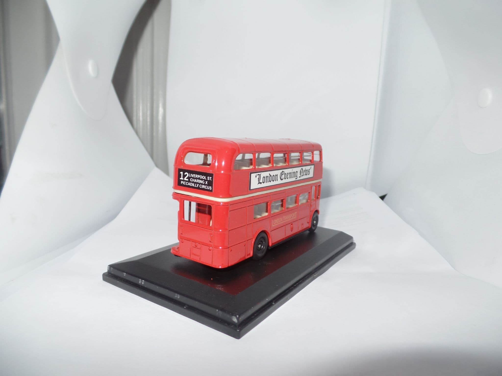 Oxford RM101 1/76 OO Scale AEC Routemaster Bus London Transport News MIMB