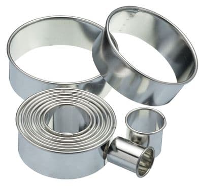 KitchenCraft Eleven Round Plain Pastry Cutters With Metal Storage Tin