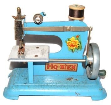 989 Piq-Bien Toy Sewing Machine