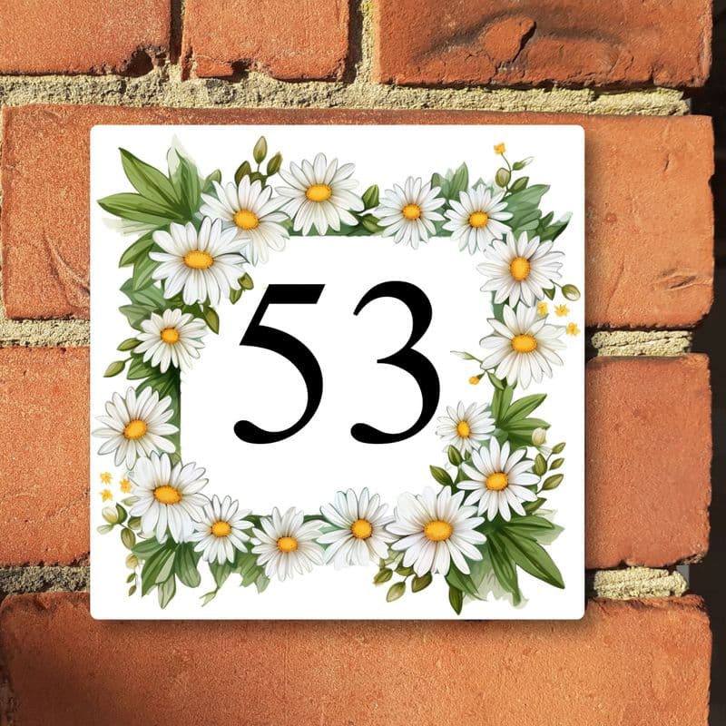 House number with daisy wreath