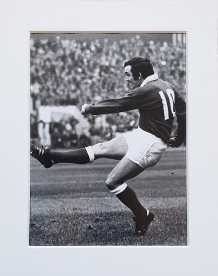 Phil Bennett "Kicking" (Wales) Press Photo
