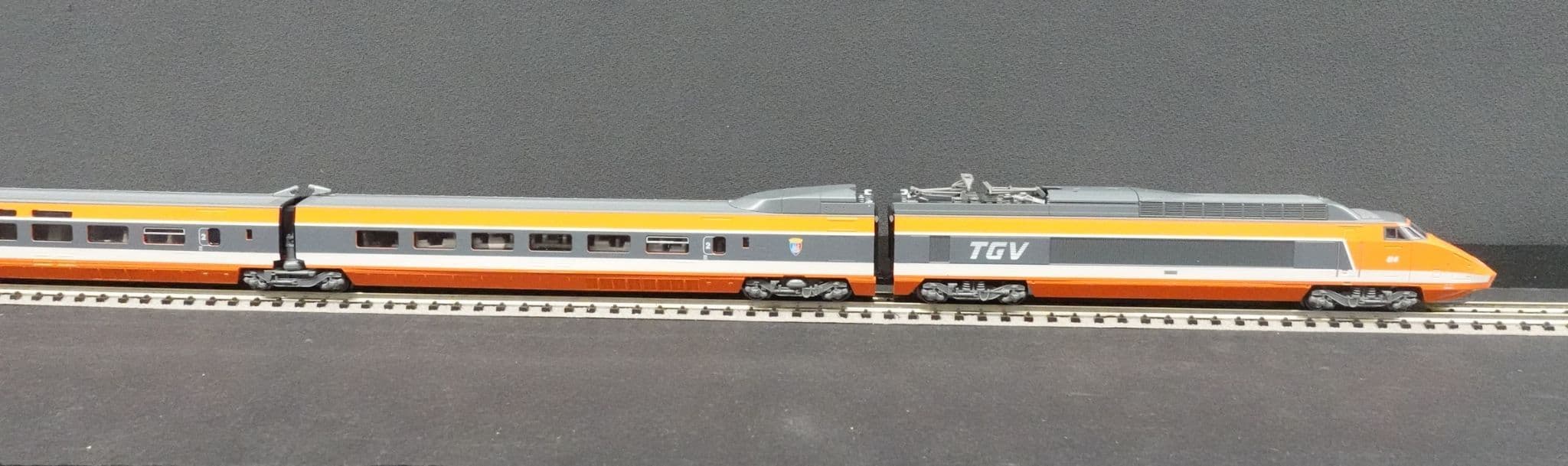 Kato 10-2083 / 10-2084 SNCF TGV Sud-Est combined 10 car set