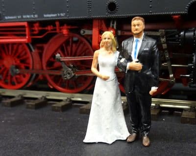 KM-1 460100-1 Wedding couple  1:45