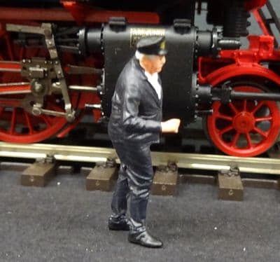 KM-1 460190B Loco driver Louis 1:45
