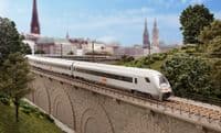 PIKO Expert 58150/28350 Metropolitan Loco and 7 coach Train pack