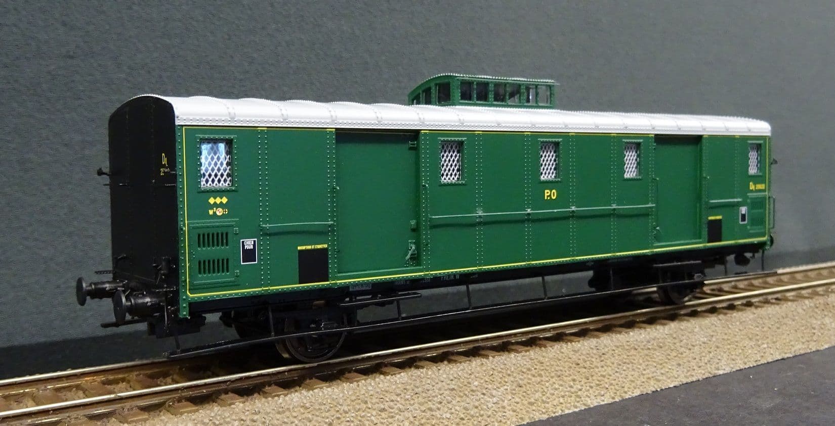 REE Modeles VB347 - SNCF Gepäckwagen grün Ep.III REE Modeles VB347 - SNCF Gepäckwagen grün Ep.III