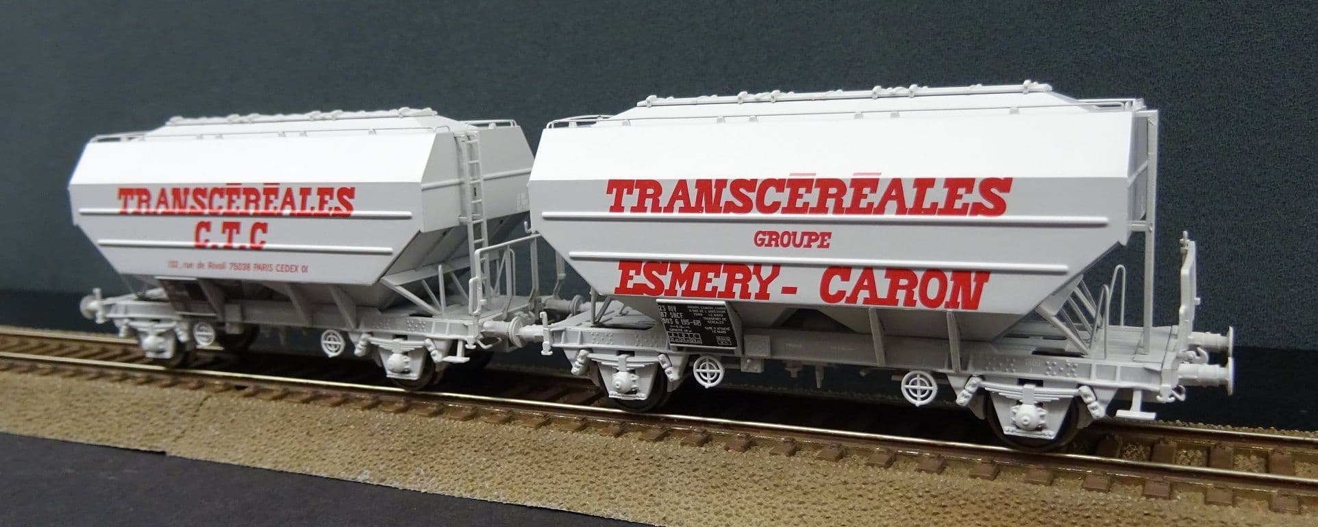 Lot De 2 Wagons Céréaliers CTC Esmery-Caron – REE WB-623 – Échelle HO (1:87) Neufs