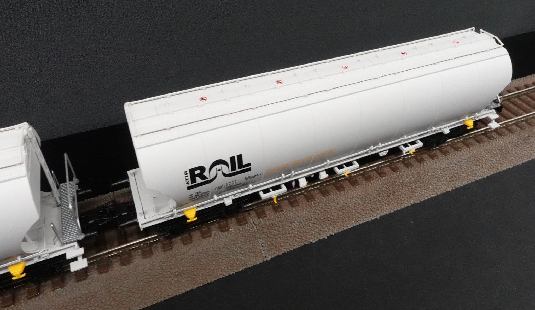 rivarossi-hr6675-atir-grain-wagons-x-2