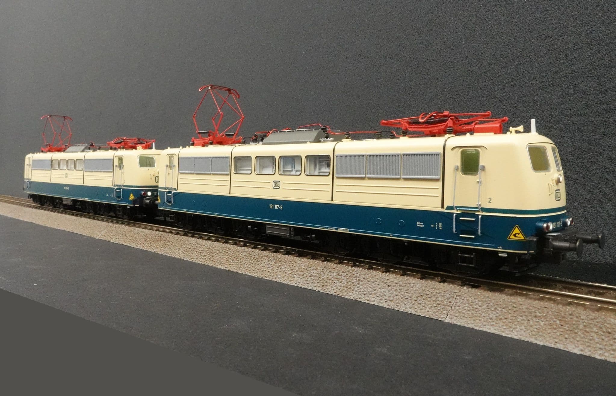 Roco 70407 DB Br151 Pack of 2 complete locos