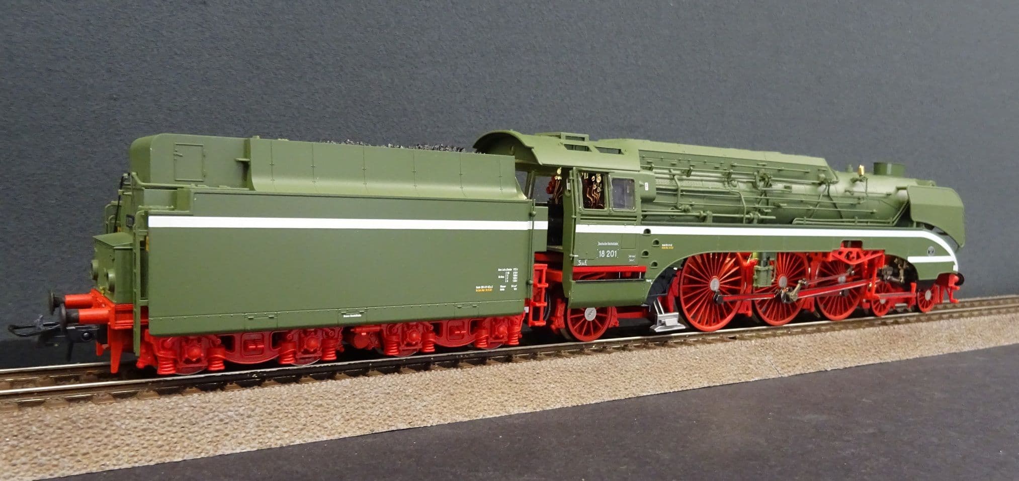 Roco 7110006 DR Br18 201 as built DCC sound