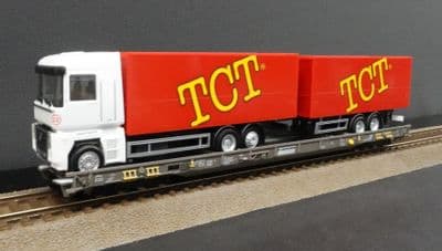 Roco 76340b Ralpin Rollende Landestrasse wagon with truck load VI