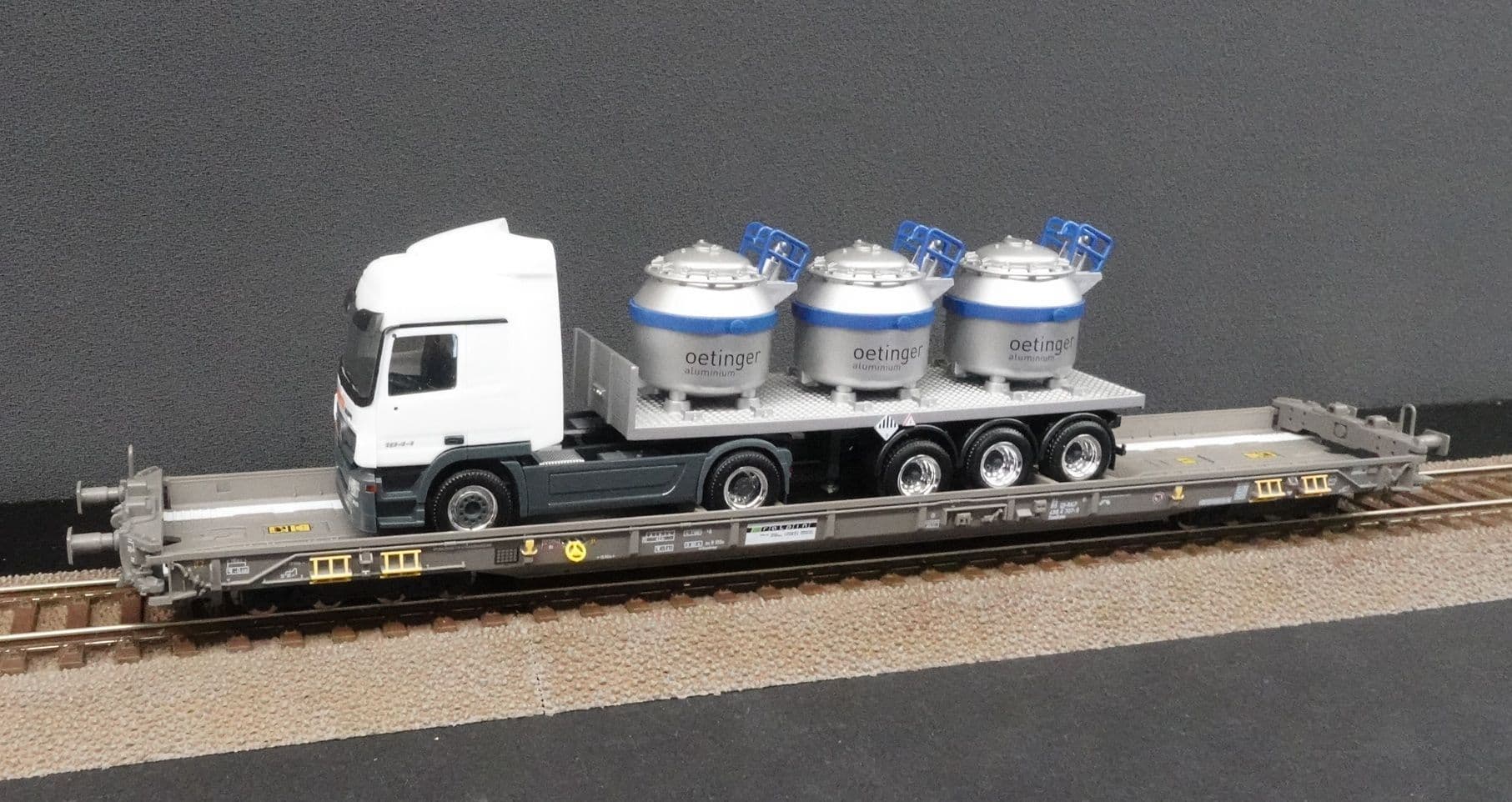 Roco 76342b Ralpin Rollende Landestrasse wagon with truck load VI