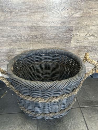 Medium oval basket with rope handles