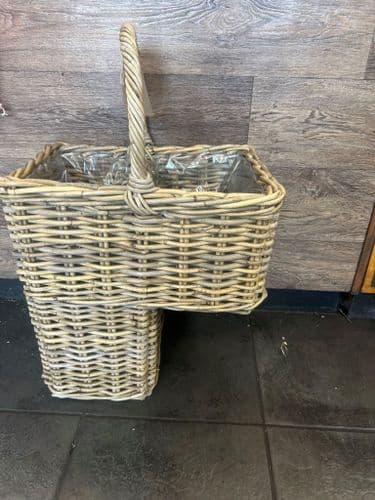 Small step basket with handle