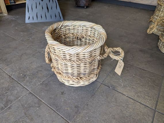 Small willow basket with rope handles