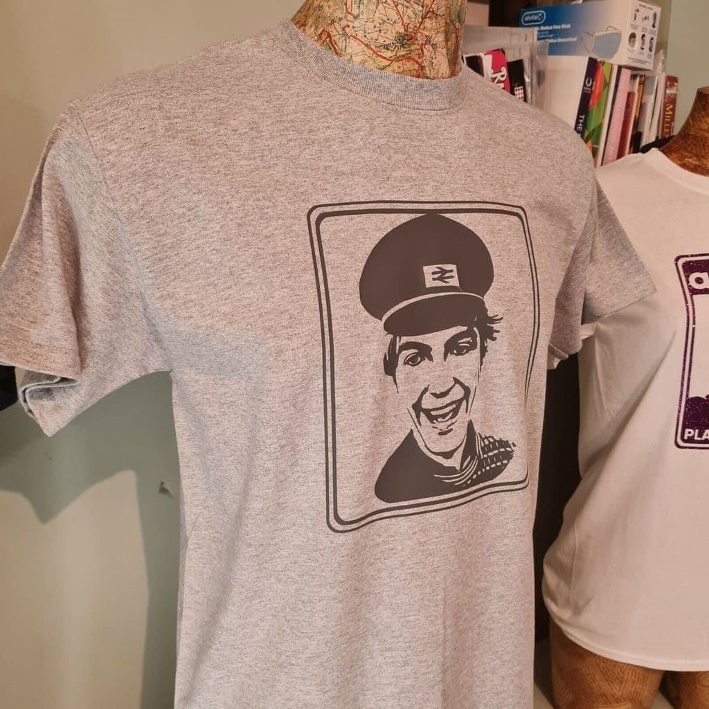 90s POSE UK “Trainspotter couture” tee 90s POSE UK “Trainspotter couture” tee - メルカリ