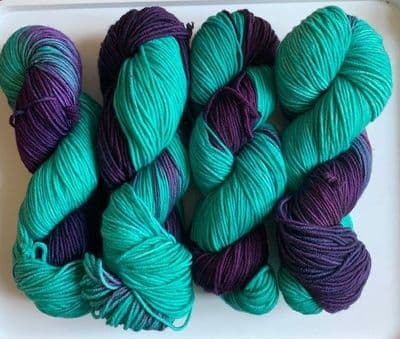 Apples & Pears Fine merino DK - Grass green with an intense purple
