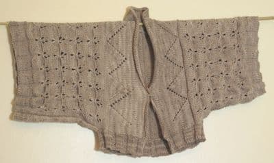 Butterfly Kimono shrug pattern - Pattern available in English and French.