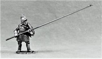 TYW22 Armoured Pikeman/officer with shield at low port.