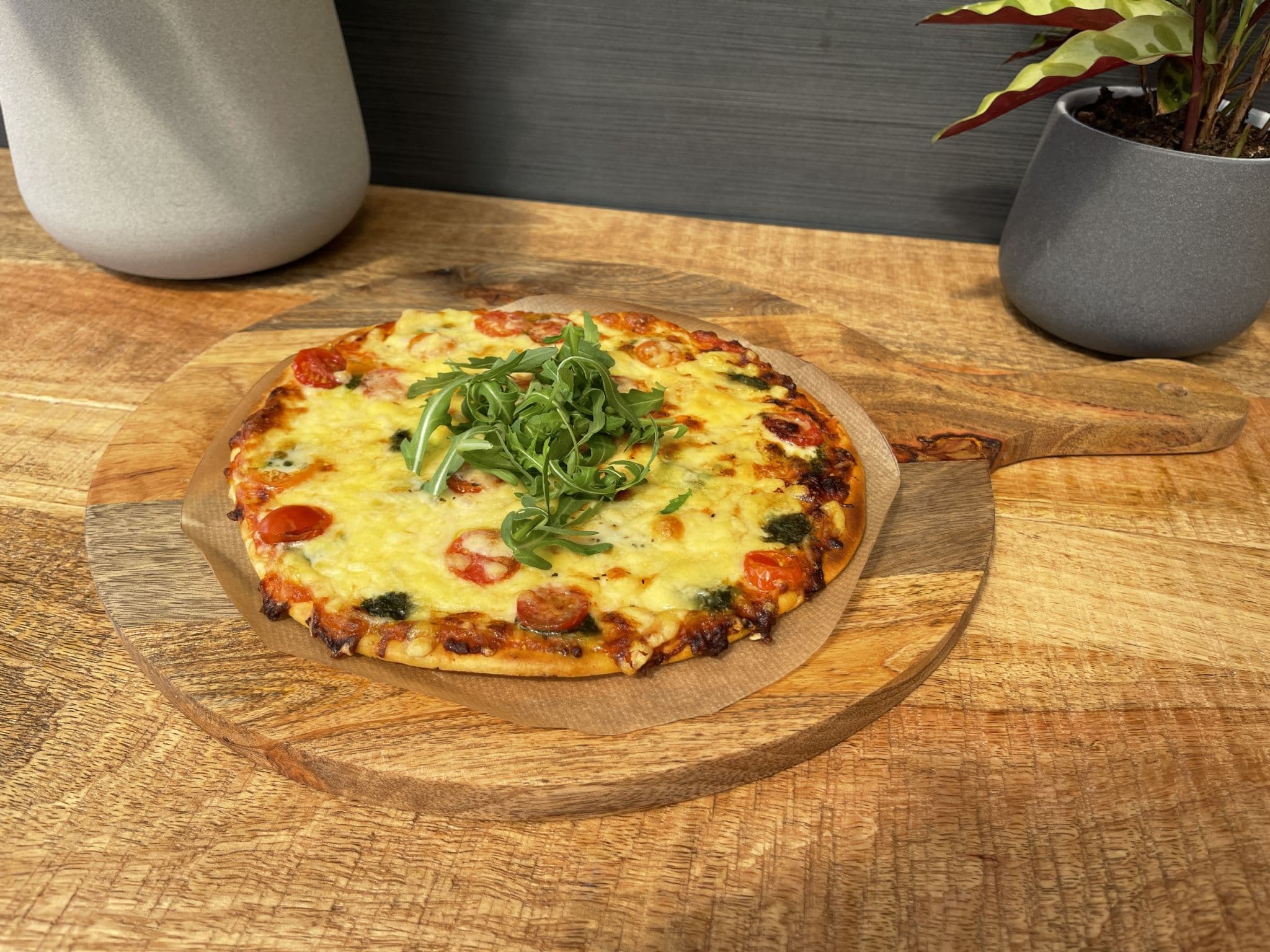 SOLID MANGO WOOD PIZZA BOARD WITH HANDLE