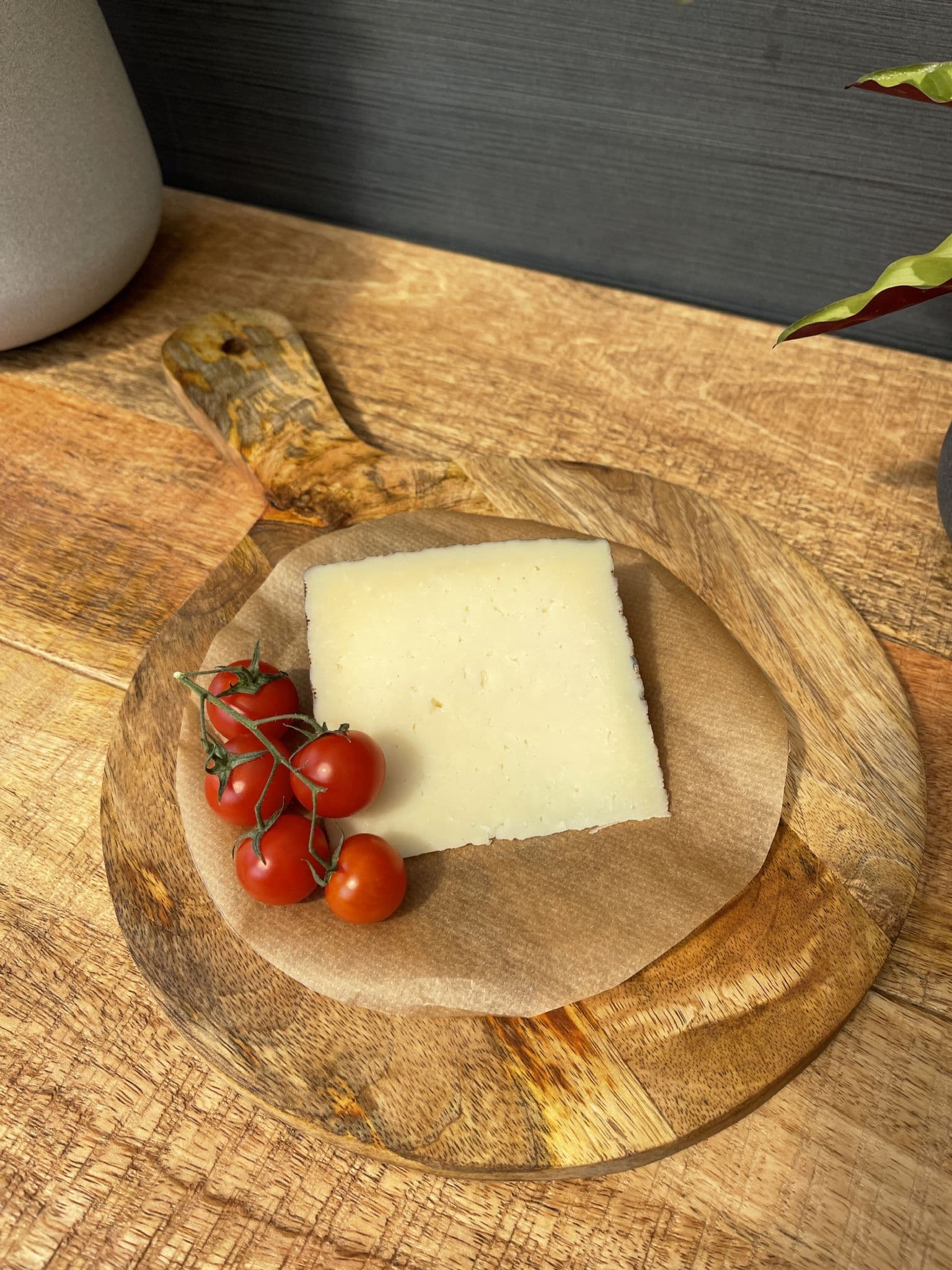 SOLID MANGO WOOD PIZZA BOARD WITH HANDLE