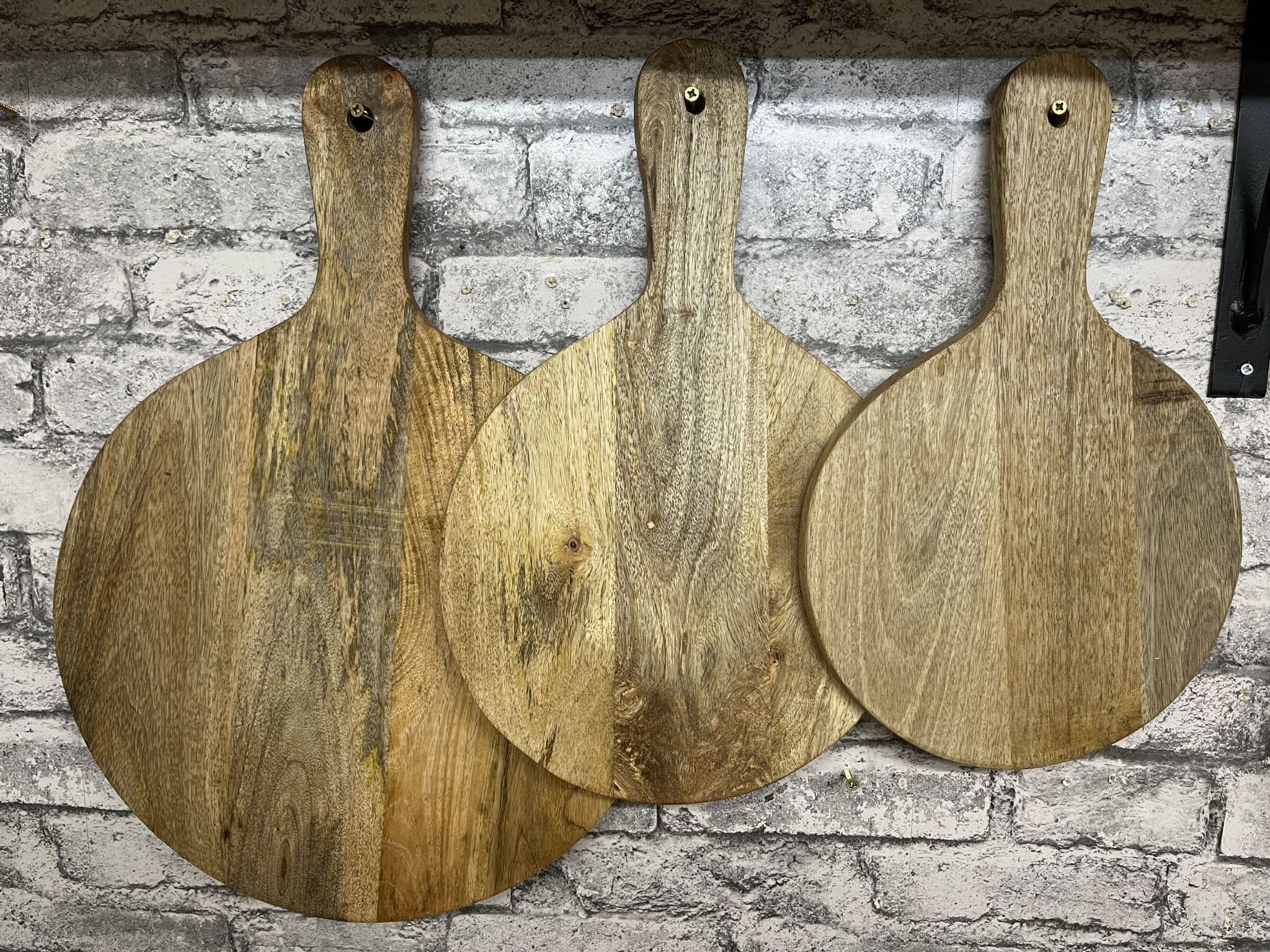 SOLID MANGO WOOD PIZZA BOARD WITH HANDLE