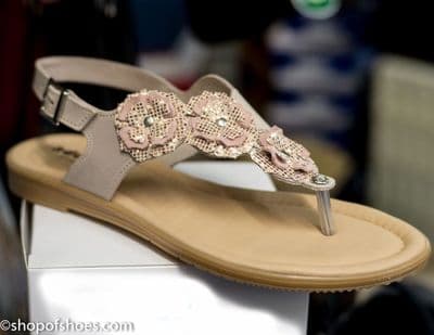 Adesso Rose light flat leather toe post summer sandal