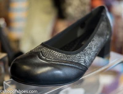 Badminton ladies stretch black patent leather occasion shoe