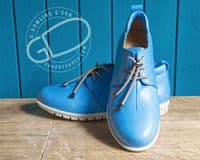 Adesso  soft  leather bungee laced  shoe  with soft leather with cushioned lining a good comfortable shoe with a simple style  Available online or from our shop in Whitchurch Hampshire RG287HD positioned easily between Newbury and Winchester off the A34 and between Basingstoke and Andover right on the border of North Hampshire and Berkshire.