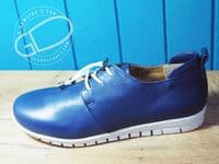 Adesso  soft  leather bungee laced  shoe  with soft leather with cushioned lining a good comfortable shoe with a simple style  Available online or from our shop in Whitchurch Hampshire RG287HD positioned easily between Newbury and Winchester off the A34 and between Basingstoke and Andover right on the border of North Hampshire and Berkshire.