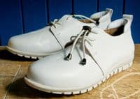 Adesso  soft  leather bungee laced  shoe  with soft leather with cushioned lining a good comfortable shoe with a simple style  Available online or from our shop in Whitchurch Hampshire RG287HD positioned easily between Newbury and Winchester off the A34 and between Basingstoke and Andover right on the border of North Hampshire and Berkshire.