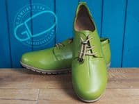 Adesso  soft  leather bungee laced  shoe  with soft leather with cushioned lining a good comfortable shoe with a simple style  Available online or from our shop in Whitchurch Hampshire RG287HD positioned easily between Newbury and Winchester off the A34 and between Basingstoke and Andover right on the border of North Hampshire and Berkshire.