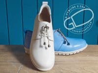 Adesso  soft  leather bungee laced  shoe  with soft leather with cushioned lining a good comfortable shoe with a simple style  Available online or from our shop in Whitchurch Hampshire RG287HD positioned easily between Newbury and Winchester off the A34 and between Basingstoke and Andover right on the border of North Hampshire and Berkshire.