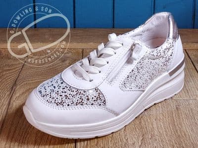 Cockatoo white and silver 2V variable fit laced sporty style with soft stretch sides