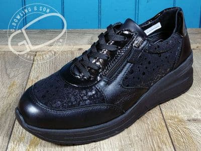 DB Wider Fit Wedge Trainer – Poinsettia (Black)