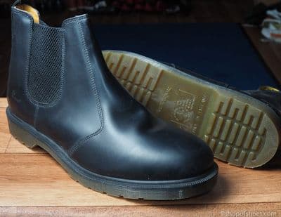 Dr. Martens Derby boot in black leather with airware  footbed