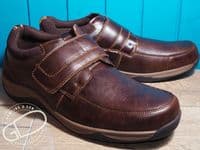 Hush Puppies Mens soft leather velcro shoe.Gloriously soft leather with cushioned cuff and easy on Velcro touch fastening. This shoe has everything a good comfortable shoe should have and with the easy style and history of the Hush Puppies brand. Available online or from our shop in Whitchurch Hampshire RG287HD positioned easily between Newbury and Winchester off the A34 and between Basingstoke and Andover right on the border of North Hampshire and Berkshire.