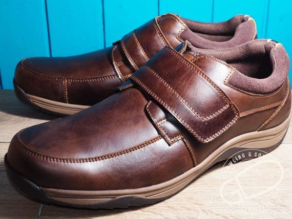 Hush Puppies Mens soft leather velcro shoe.Gloriously soft leather with cushioned cuff and easy on Velcro touch fastening. This shoe has everything a good comfortable shoe should have and with the easy style and history of the Hush Puppies brand. Available online or from our shop in Whitchurch Hampshire RG287HD positioned easily between Newbury and Winchester off the A34 and between Basingstoke and Andover right on the border of North Hampshire and Berkshire.