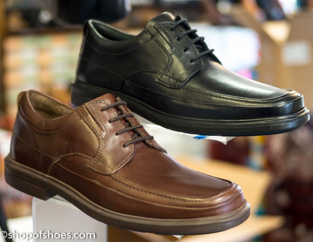 Hush Puppies Mens soft leather laced shoe.Gloriously soft leather with cushioned cuff and easy