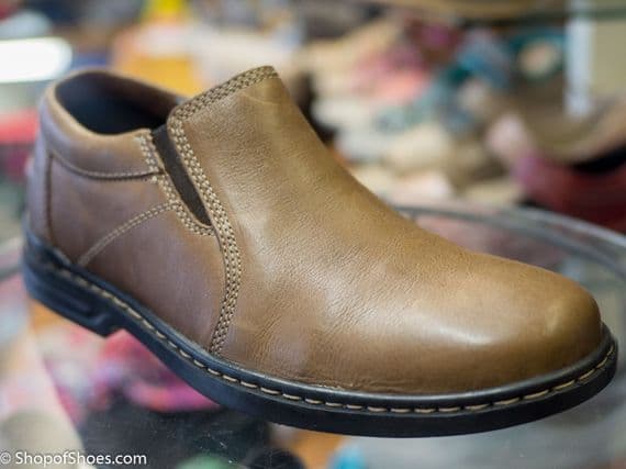 Hush Puppies Mens soft leather casual slip on shoe.Gloriously soft leather with cushioned cuff. This shoe has everything a good comfortable shoe should have and with the easy style and history of the Hush Puppies brand. Available online or from our shop in Whitchurch Hampshire RG287HD positioned easily between Newbury and Winchester off the A34 and between Basingstoke and Andover right on the border of North Hampshire and Berkshire.