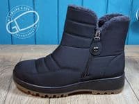 Light easy access zipped boot in Black