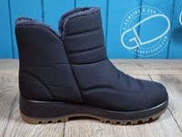 Light easy access zipped boot in Black