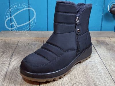 Light easy access zipped boot in Black