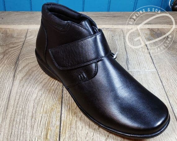 Footsoft  soft leather laced  shoe.Gloriously soft leather with cushioned cuff and easy on Velcro touch fastening. This shoe has everything a good comfortable shoe should have and with the easy style and history of the Hush Puppies brand. Available online or from our shop in Whitchurch Hampshire RG287HD positioned easily between Newbury and Winchester off the A34 and between Basingstoke and Andover right on the border of North Hampshire and Berkshire.