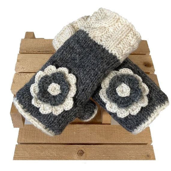 Flower Handwarmer in Grey & Cream