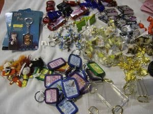 100 assorted keyrings