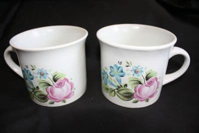 TWO VINTAGE ROYAL  DOULTON  CUPS,  2  LAMBETH STONEWARE MUGS   Ref: AAP19B