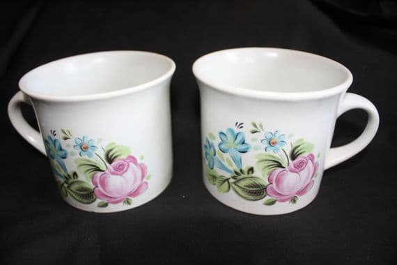 TWO VINTAGE ROYAL  DOULTON  CUPS,  2  LAMBETH STONEWARE MUGS   Ref: AAP19B