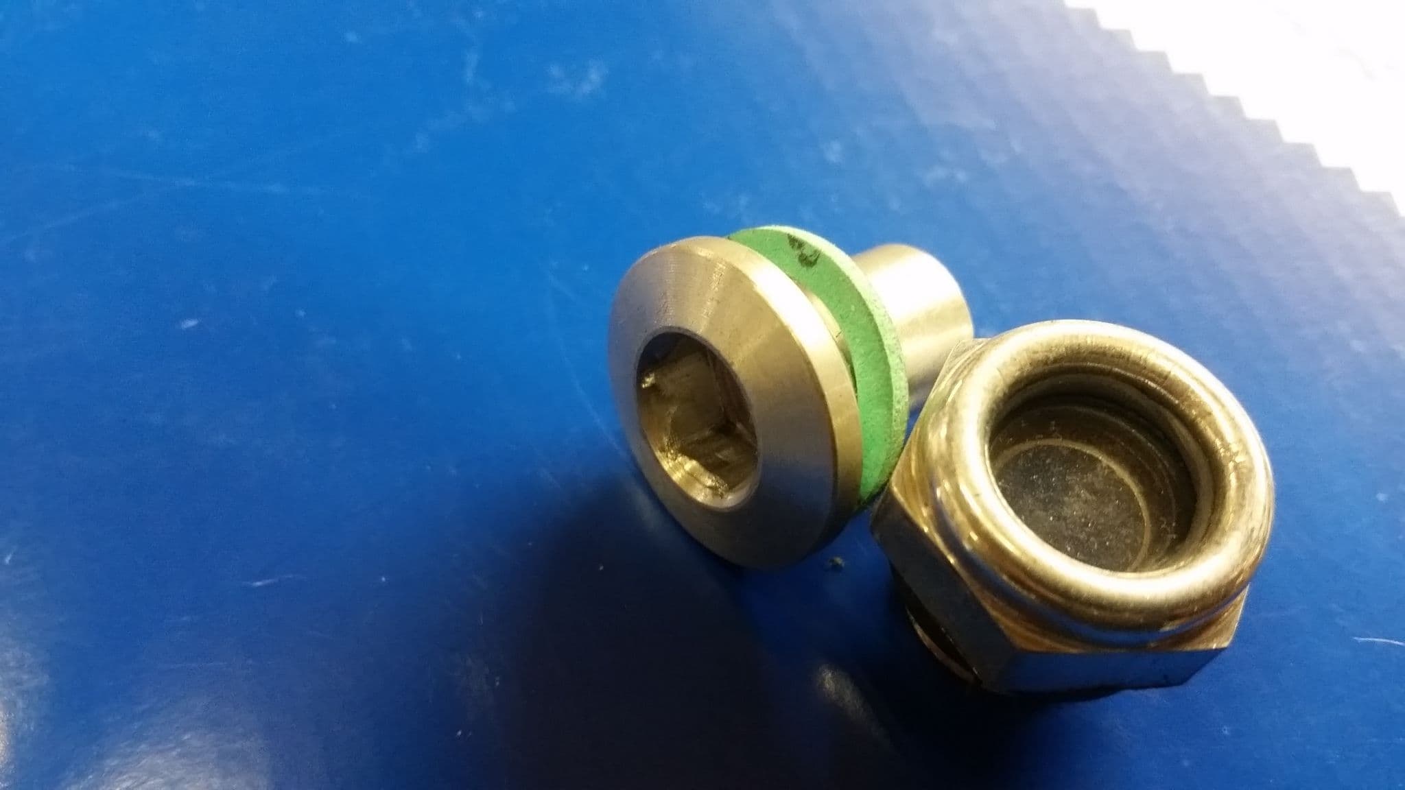 OIL DRAIN PLUG AND SEE THROUGH LEVEL PLUG