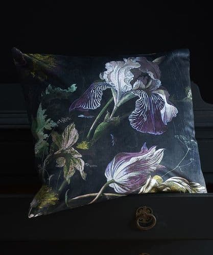 Floralism Iris 50 x 50 velvet cushion